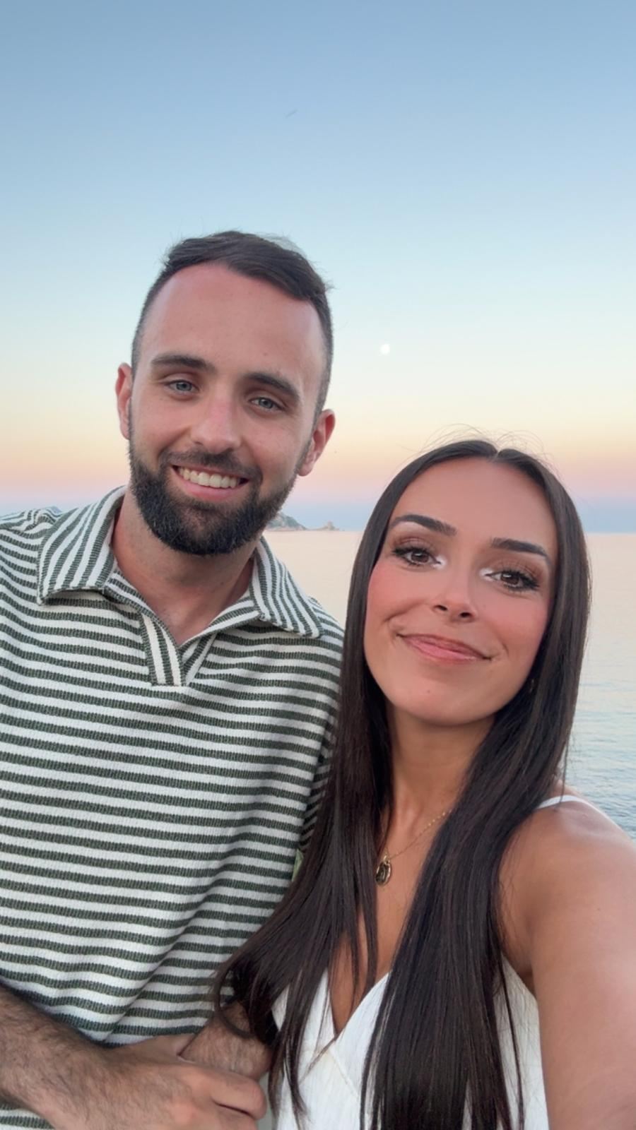 Clara y Diego al atardecer, con el mar detrás
